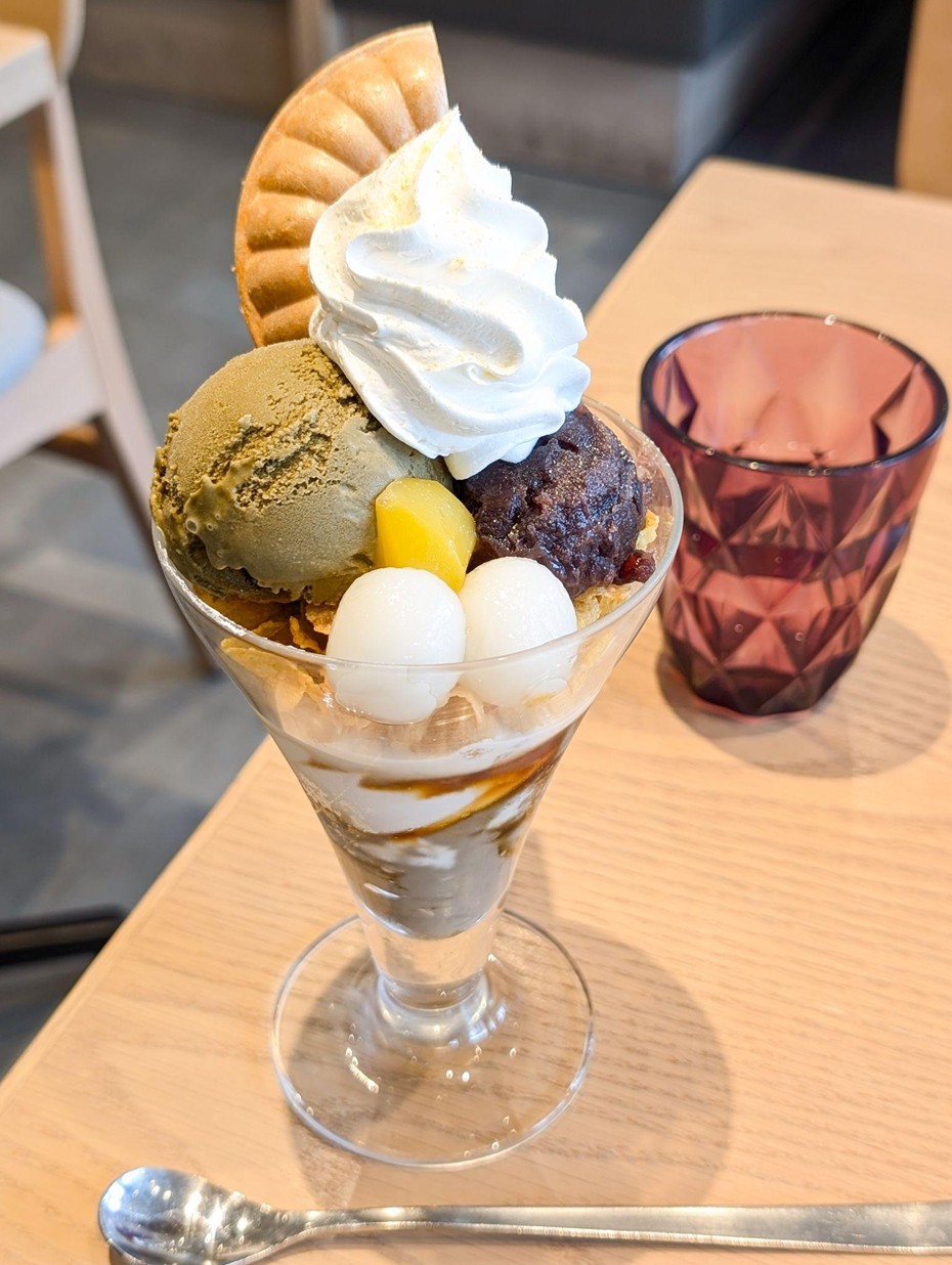 お濃いほうじ茶あずきパフェ」で、満たされる。 | AKANEMARU NEWS