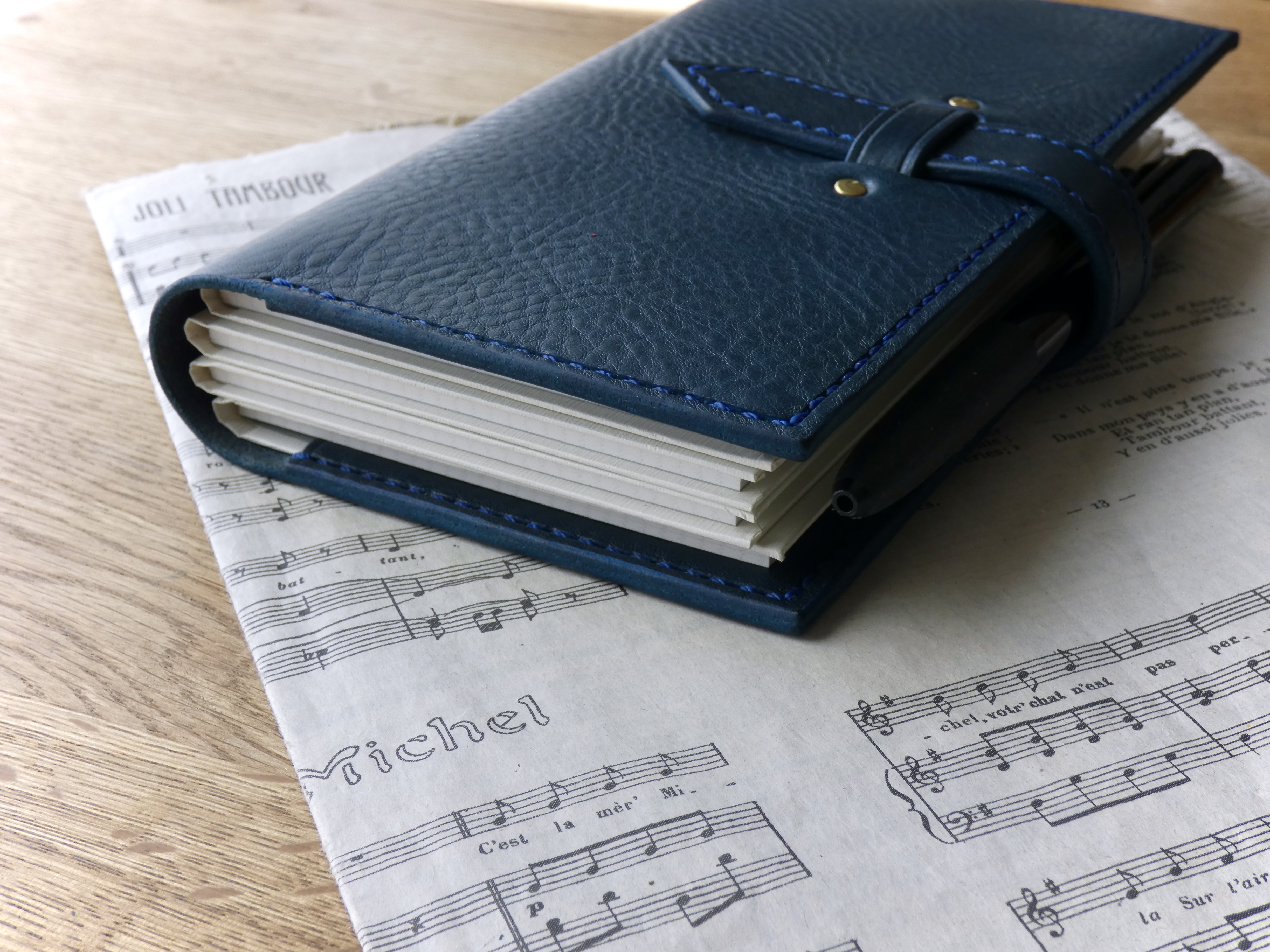 フィールドノートを日常に。レザーカバーでもっと楽しむ野帳時間