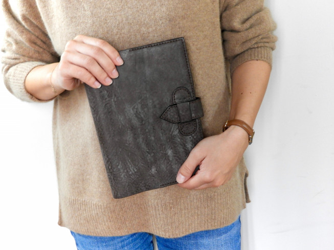 上品を持ち歩く。アラスカレザーという手帳カバー | DeepLeather