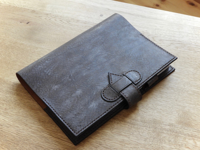 上品を持ち歩く。アラスカレザーという手帳カバー | DeepLeather