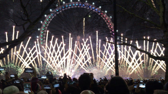 ハワイもいいけど イギリス ロンドンでみんなに自慢できる年越しカウントダウン New Year Fireworks Benistyle
