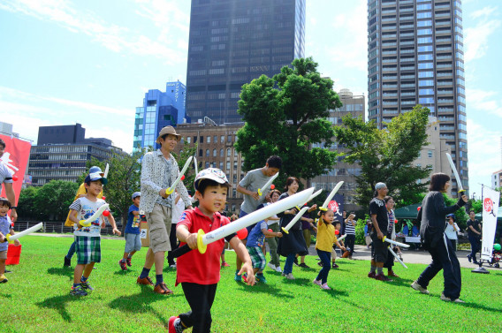 雨でも夜でも遊べる光の運動会プラネタリングを大阪で開催 外遊びで圧倒的な楽しさを提供 Npo法人ゼロワン