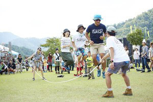 ゼロワンの外遊び紹介 大繩とび 外遊びで圧倒的な楽しさを提供 Npo法人ゼロワン