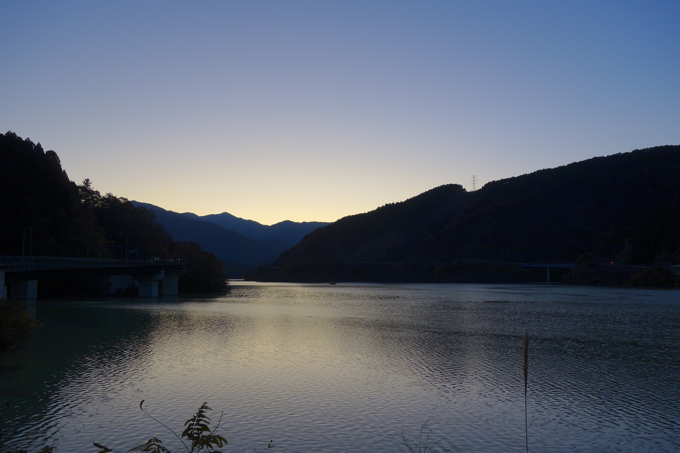 丹沢湖からの眺望（水彩画） （丹沢：大野山・大室山・加入堂山