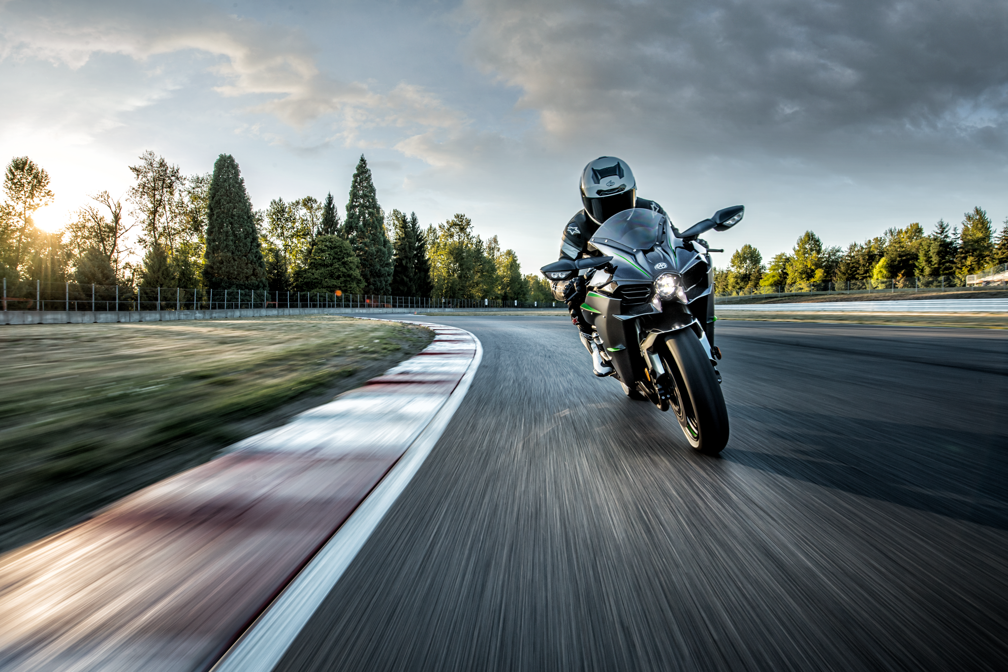 年 Ninja H2 Carbon発売決定 東京練馬のカワサキオートバイ専門店 車検 点検 修理 カスタム