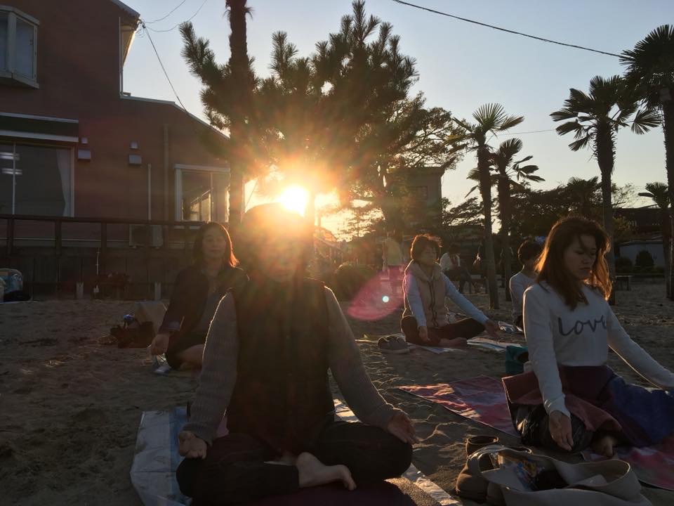 Yoga School ハピネス カオリ 公式 湖畔のマノハマーケット19 びわ湖 真野浜の宿ビューロッジ琵琶にて開催される1dayマルシェ