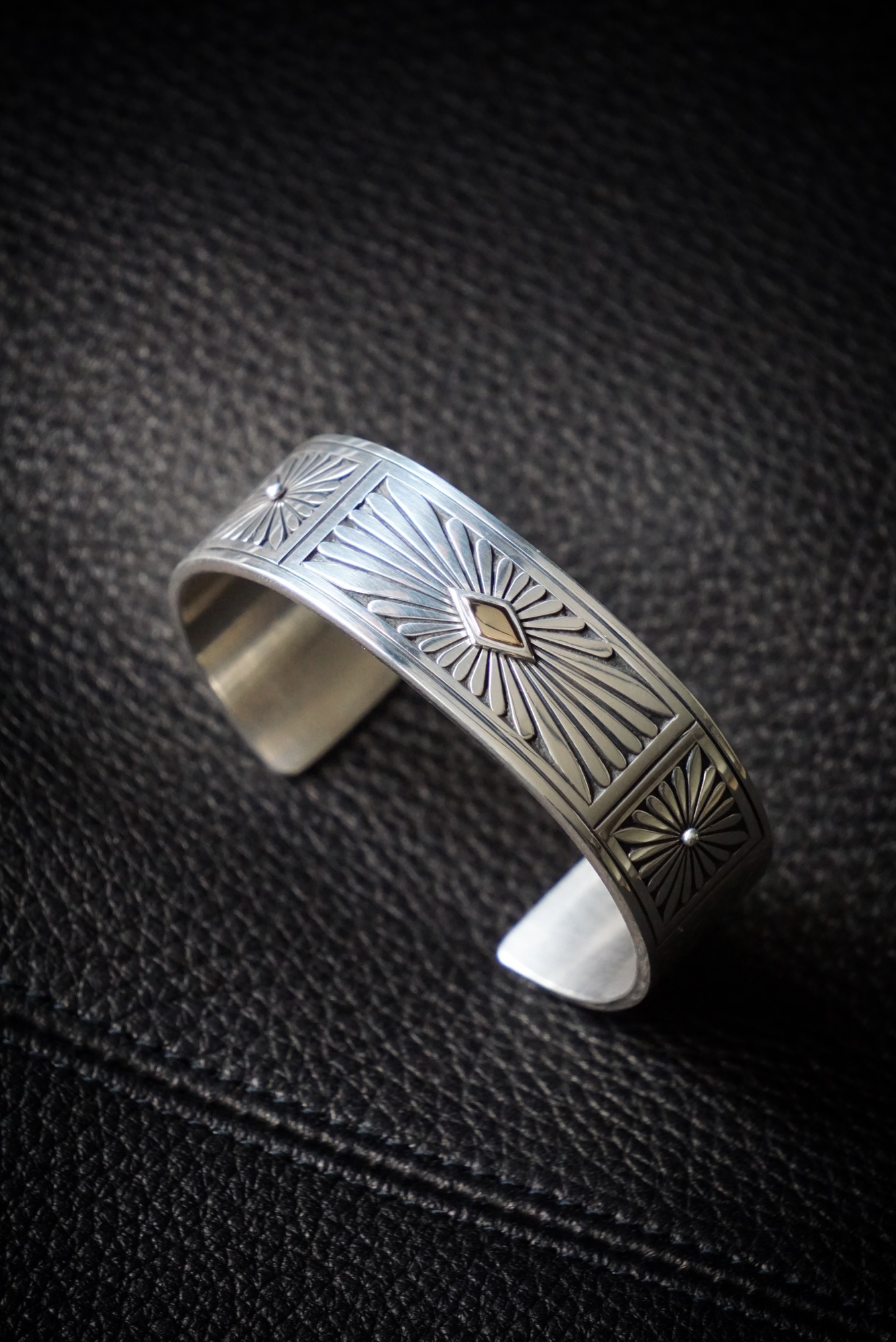 巨匠　ハワードネルソン　Howard Nelson オールドスタイル　バングル Howard Nelson ナバホ族 バングル サンバースト 14K ハワード