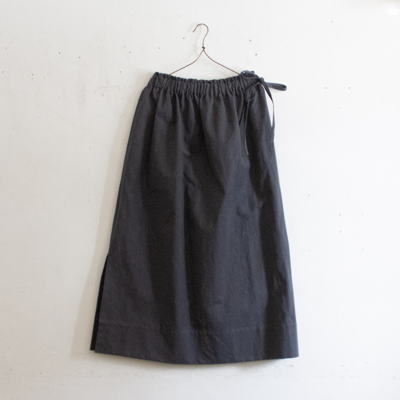 one side slit long skirt／cotton linen〈ivory〉 | SALUÉ