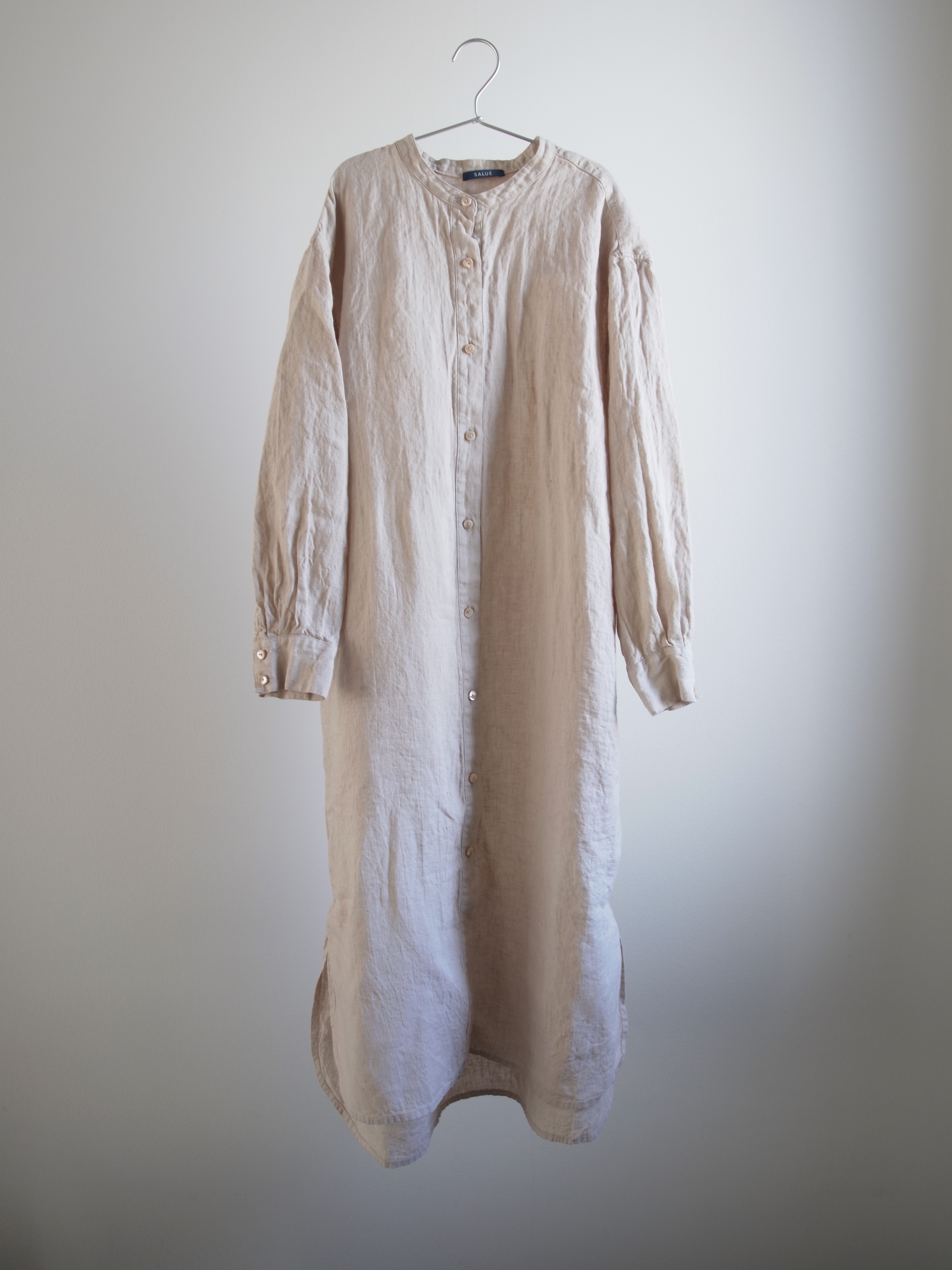 salue-9-SB band collar long sleeve shirt dress〈skin beige〉 | SALUÉ