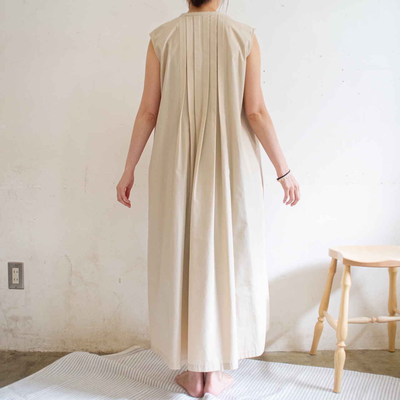 pin tuck sleeveless dress／cotton〈sand beige〉 | SALUÉ