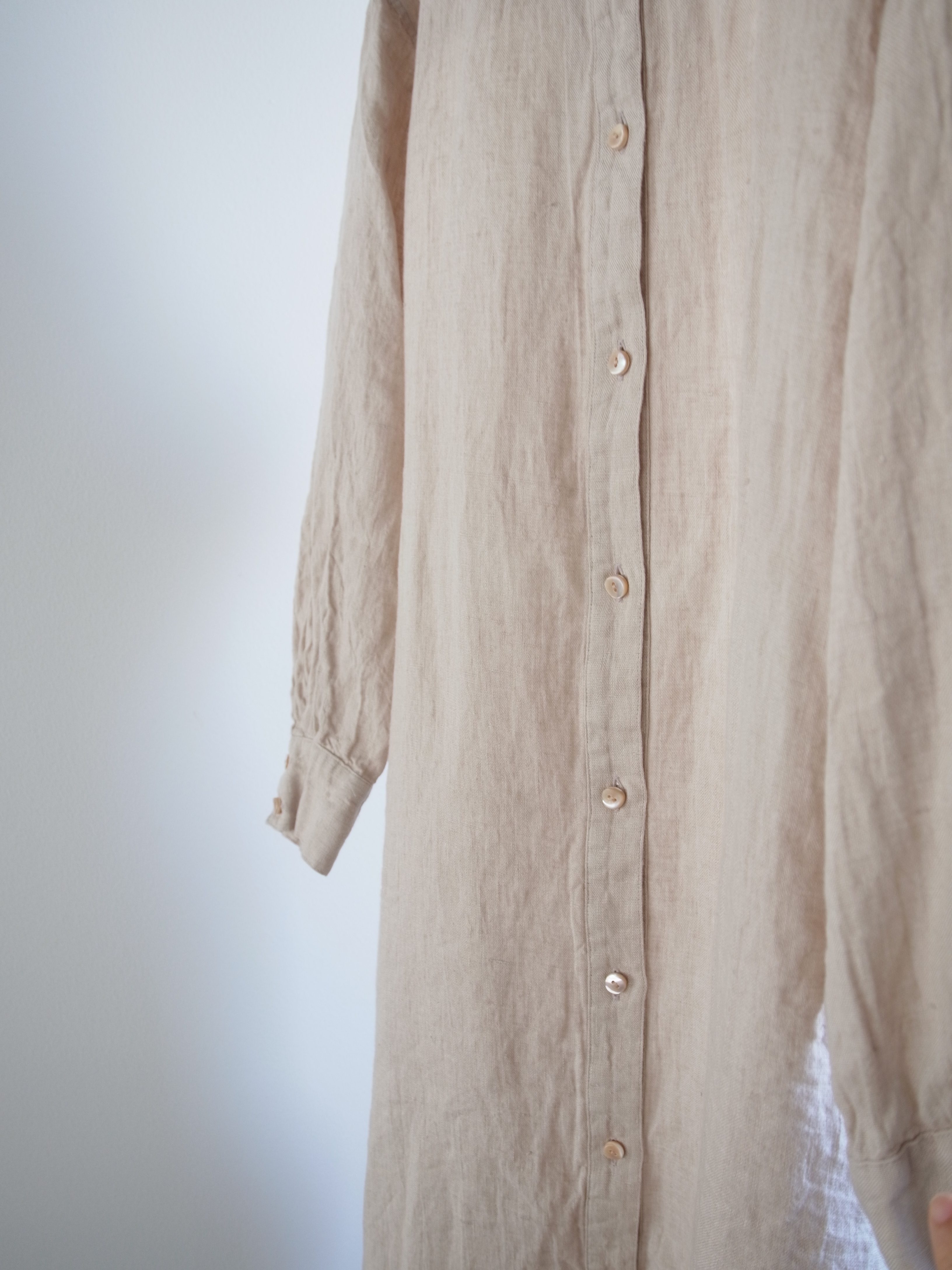 salue-9-SB band collar long sleeve shirt dress〈skin beige〉 | SALUÉ