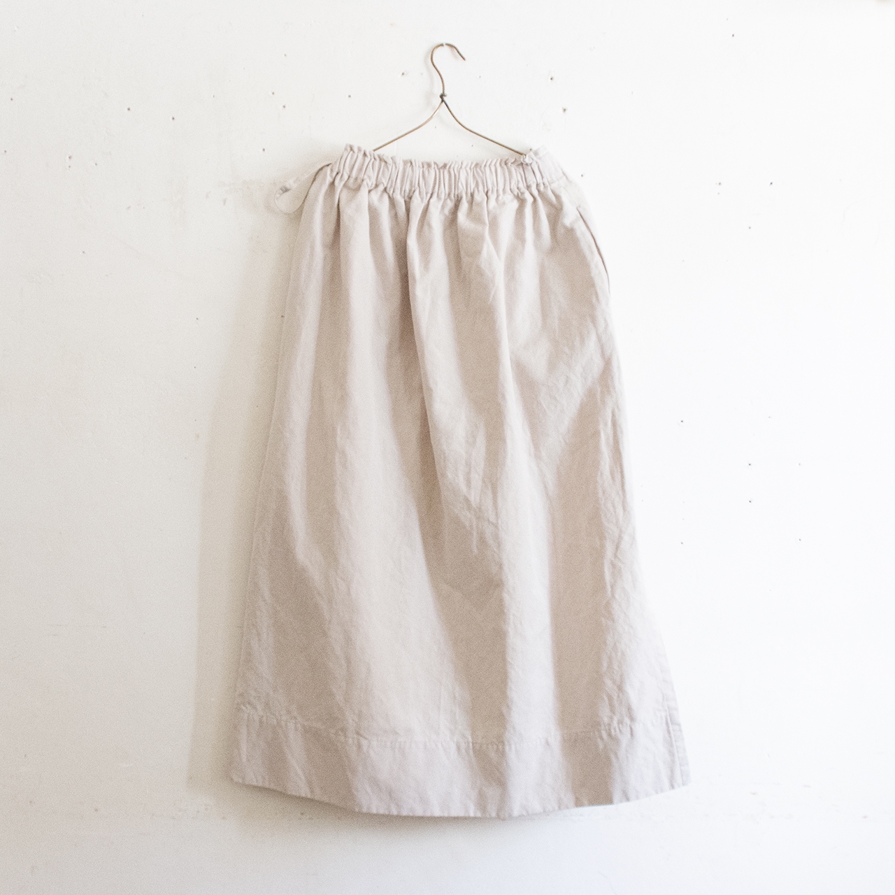 one side slit long skirt／cotton linen〈ivory〉 | SALUÉ