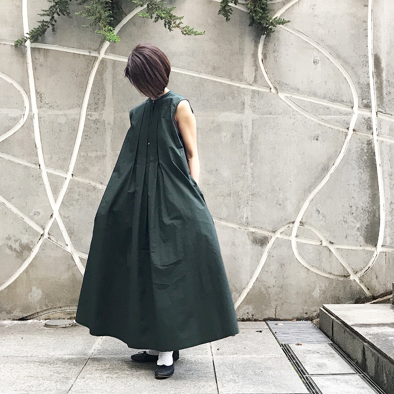 pin tuck sleeveless dress／cotton〈sand beige〉 | SALUÉ