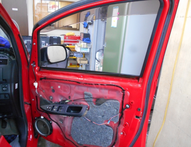 トヨタ・ラクティス（ＳＣＰ１００）ドアガラス交換事例 | トヨタ車のフロントガラス交換修理の事例紹介『ジャパンオートガラス』