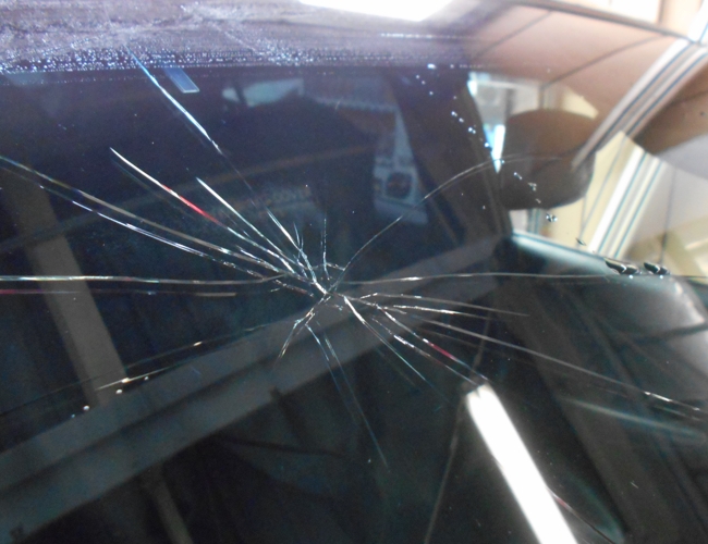 トヨタ・ハリアー（ＺＳＵ６０）飛び石によるフロントガラス交換事例 | トヨタ車のフロントガラス交換修理の事例紹介『ジャパンオートガラス』