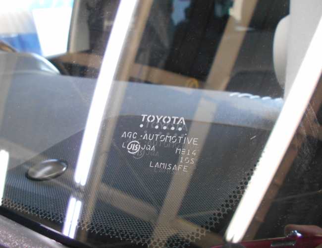 トヨタ・ランドクルーザー飛び石によるフロントガラス