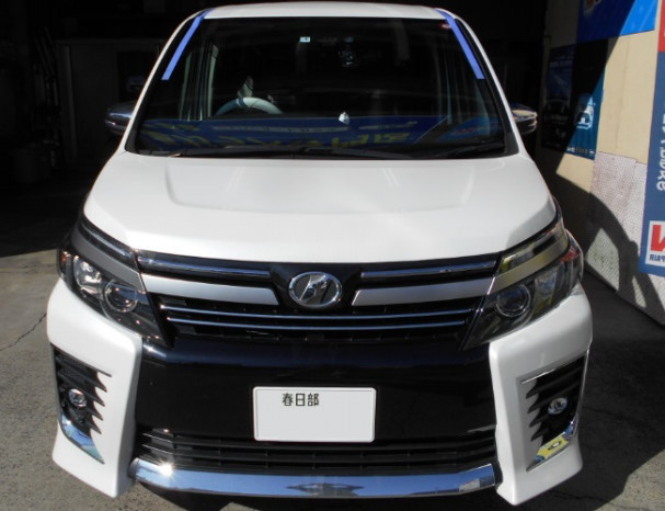トヨタ・ヴォクシー（ＺＲＲ８０Ｗ）フロントガラス交換事例  トヨタ 