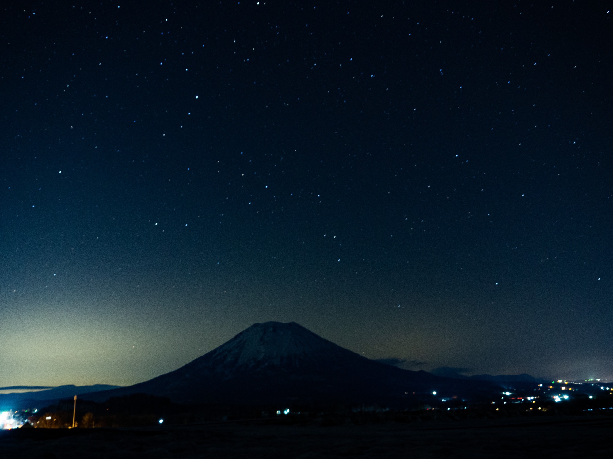 夜空の星 星々が瞬く羅漢高原の夜。 静寂とともに、黒塗りセダンがそっと