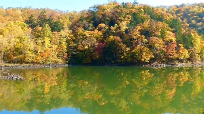 羊蹄山の神秘的な水鏡 半月湖 紅葉トレッキングツアー 10月中旬 日頃 ニセコアンビシャス