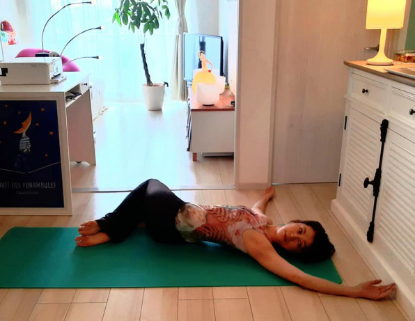 家yoga 12 腹部ねじりのポーズ Bien Etre Yoga 家yoga 12 腹部ねじりのポーズ Bien Etre Yoga