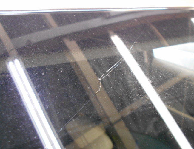 日産・リーフ(ZE0)飛び石によるフロントガラス交換事例 | 日産車の