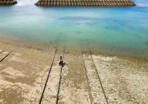 まるであのジブリのワンシーン 愛媛 青石海岸の 海へ続く線路 Omm トラベル 大塚和成のトラベル情報 Omm トラベル 大塚和成のトラベル情報