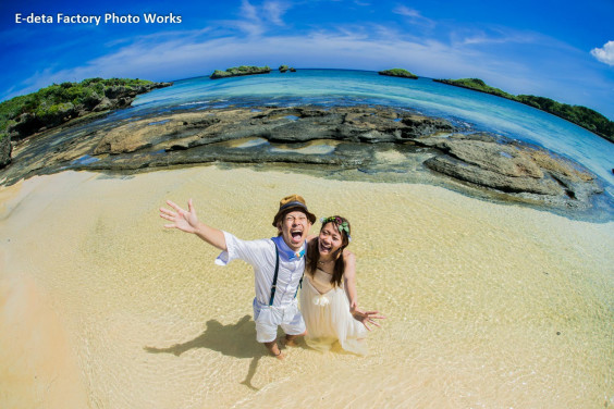 真夏の沖縄で こんなウェディングフォト見たことなーい 笑 バックパックウェディング 結婚式のカメラマン 出田 憲司