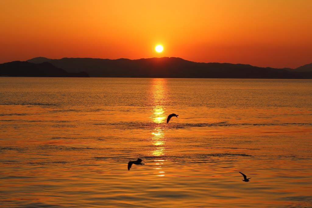 令和2年春の瀬戸内の夕日 | ONE SCENES