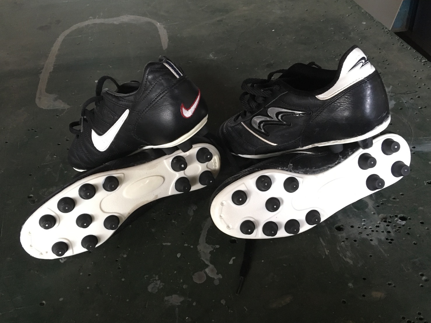 サッカースパイクのアウトソール張替の修理完了 | サッカースパイク修理JIN