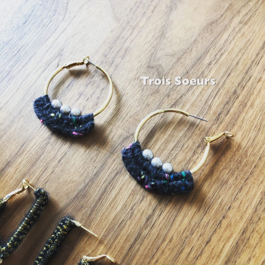 毛糸とパールのピアス ◯と⬜︎ | Trois Soeurs