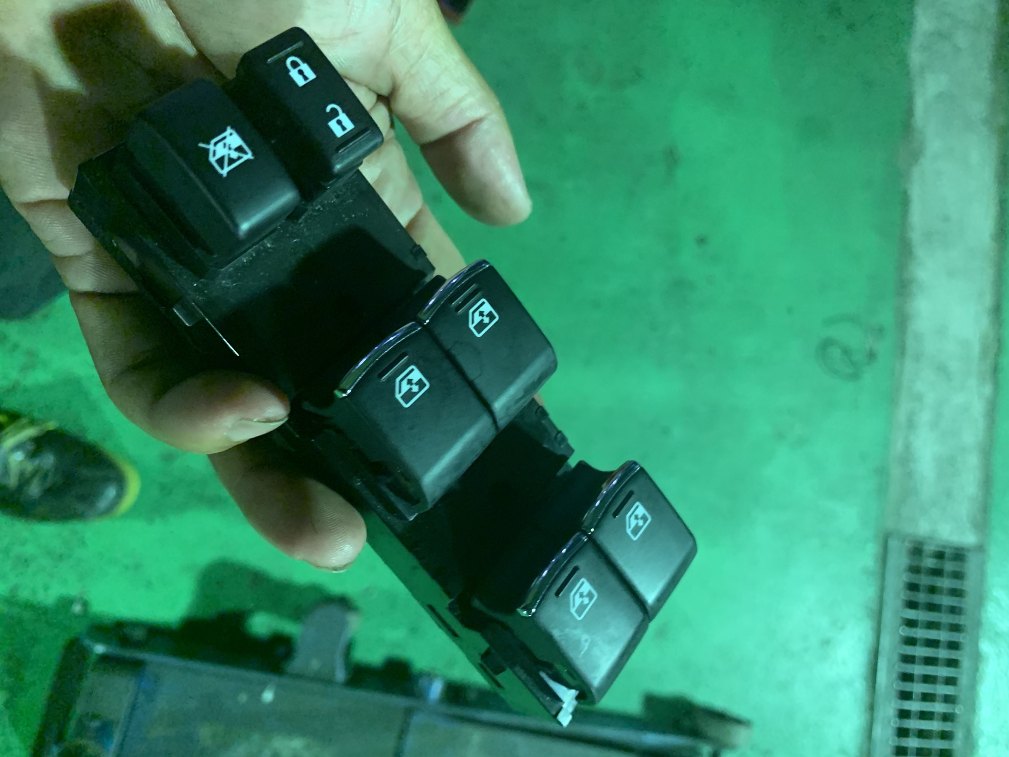 スバル レヴォーグ パワーウインドウ故障 | 福知山市の園福自動車