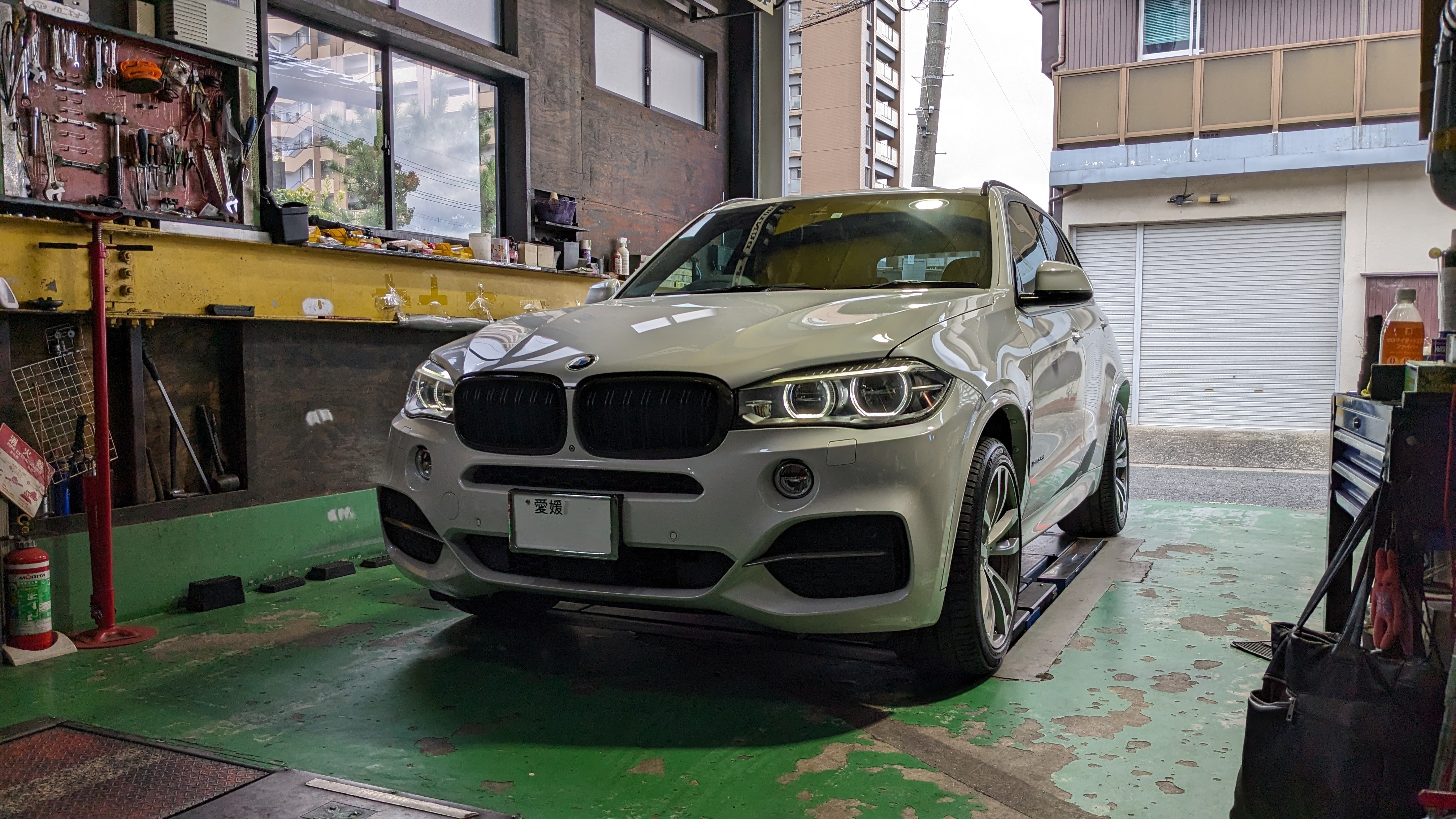 BMW x5 f15 トノカバー　純正品　取り外し BMW x5 f15 トノカバー 純正品 取り外し - メルカリ