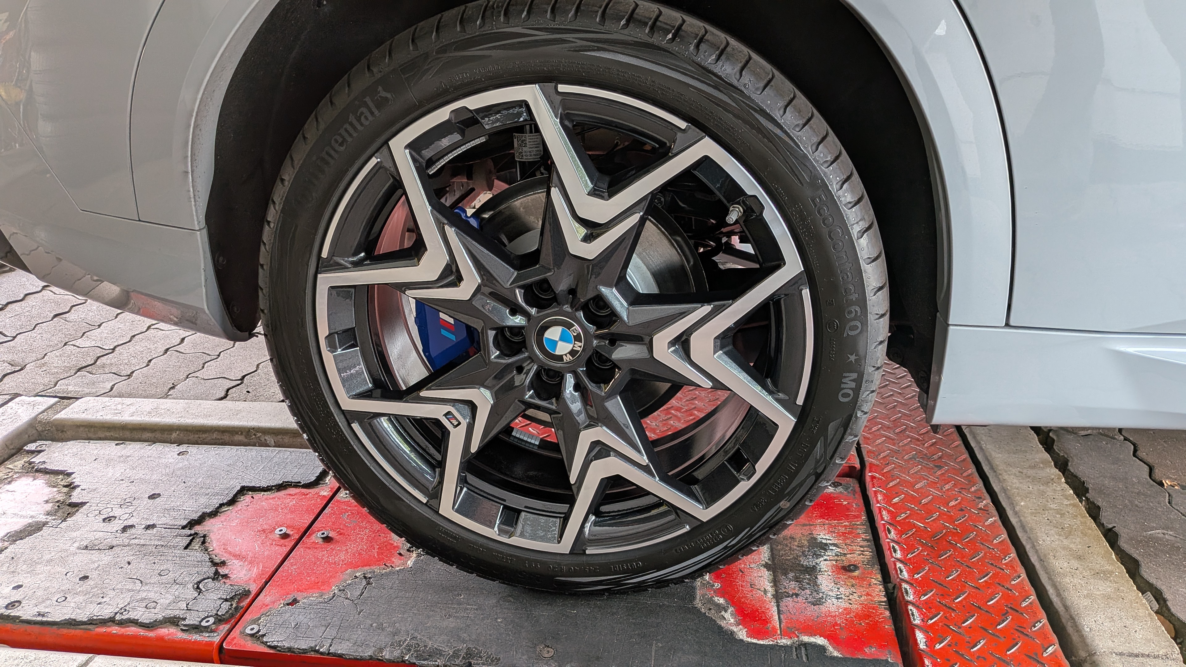 BMW U10 X2 ブレーキパッド交換&キャリパーカバー取り付け、タイヤ交換