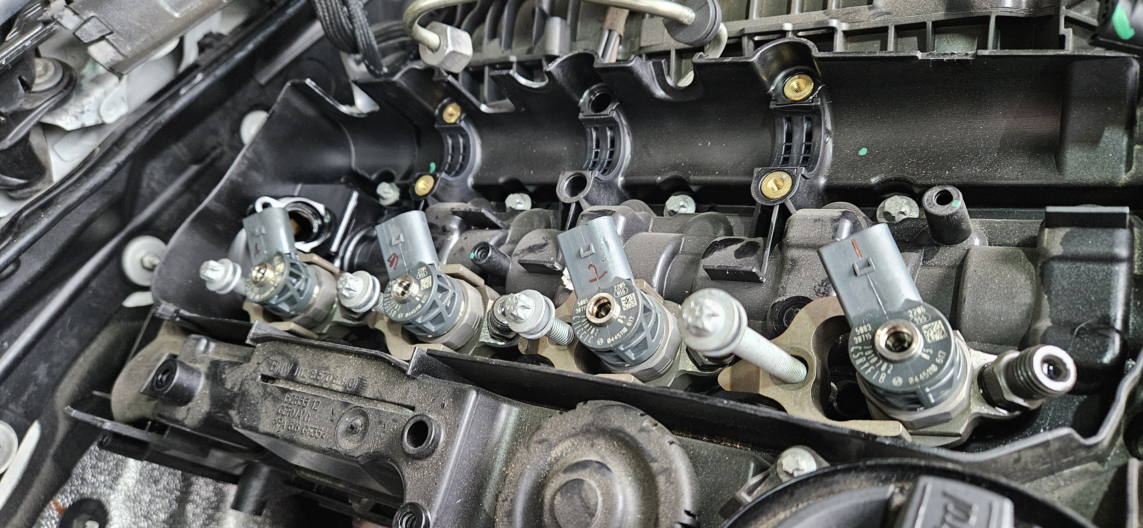 F30 320d タペットカバー交換！ | POLE POSITION