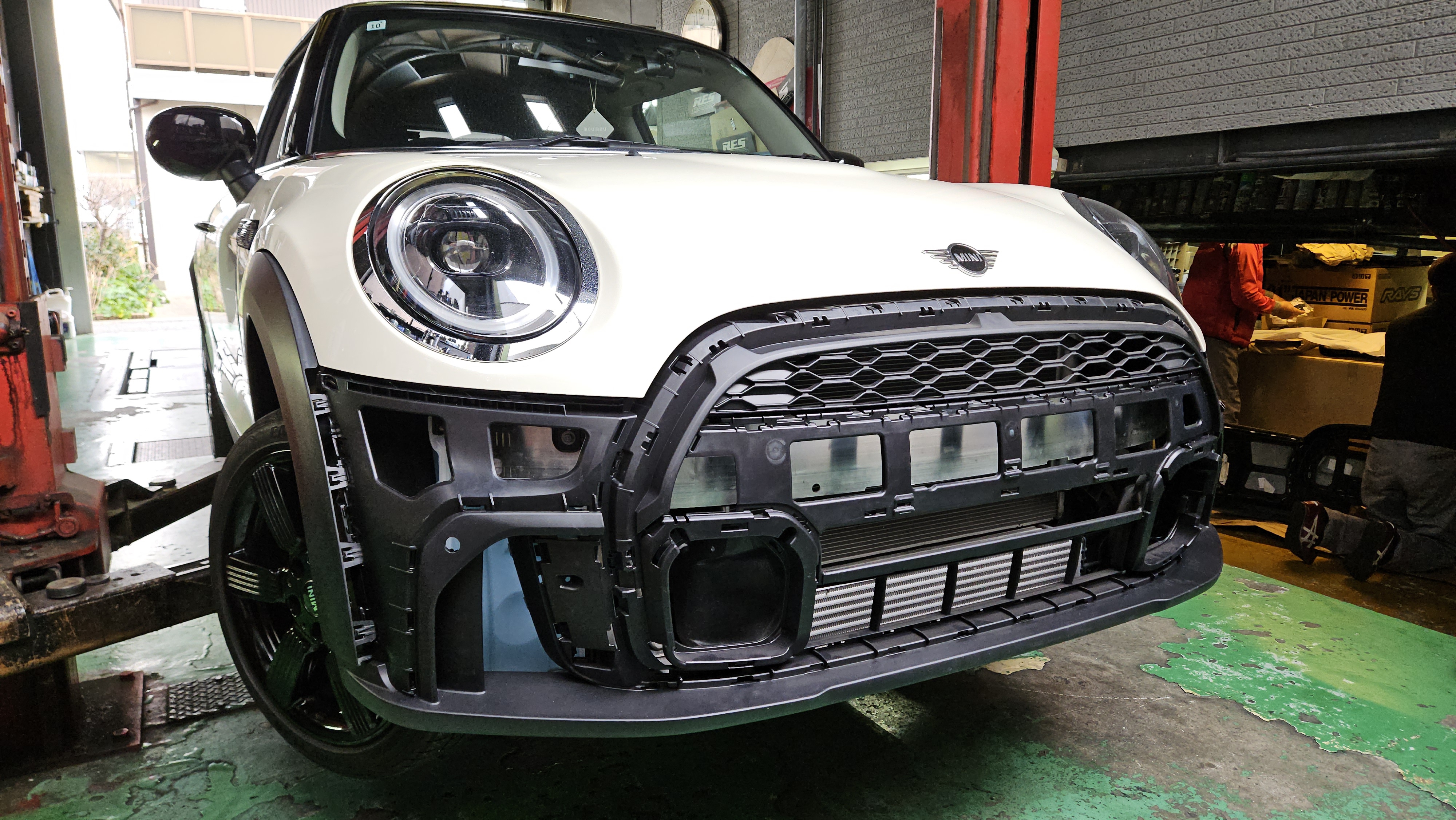 F56 ミニクーパー JCWフロントバンパー取り付け、R56 ミニクーパー