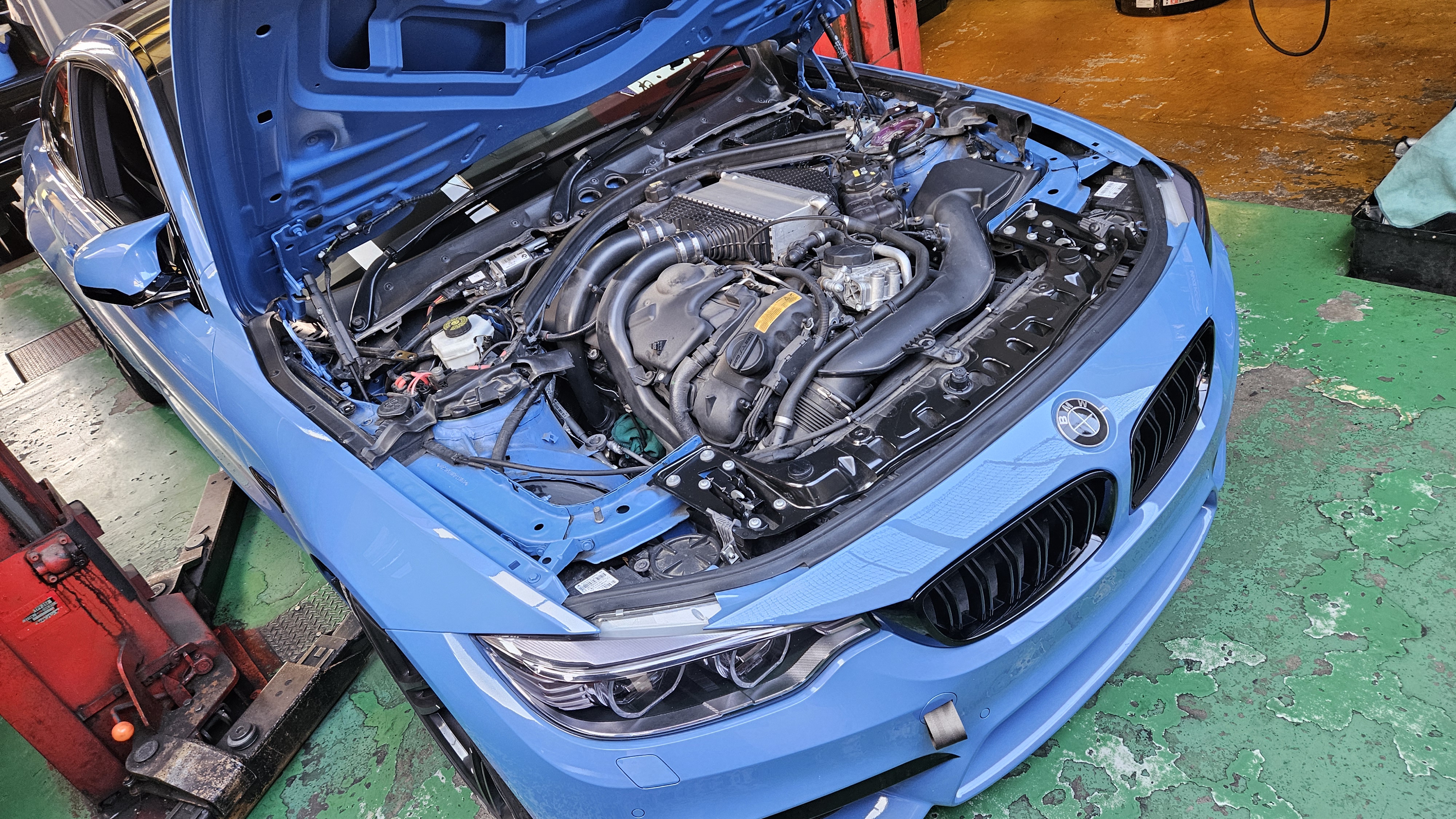 BMW F82 M4 PowerCraftダウンパイプ取り付け！ | POLE POSITION