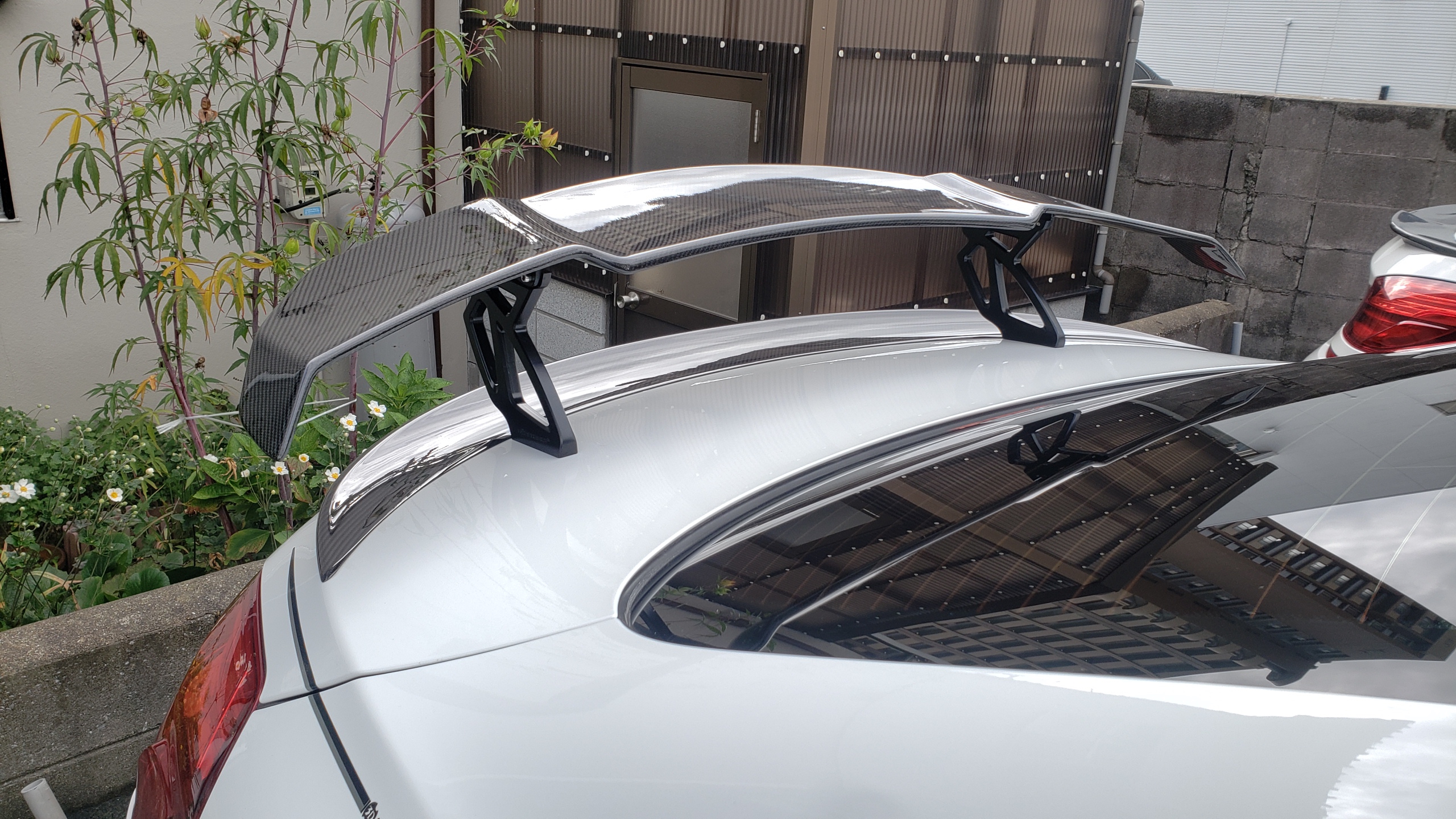 BMW F06 650i GTウイング取り付け、F30 320d 鈑金終了などなど