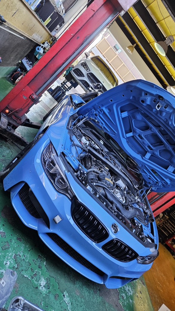 BMW F82 M4 PowerCraftダウンパイプ取り付け！ | POLE POSITION