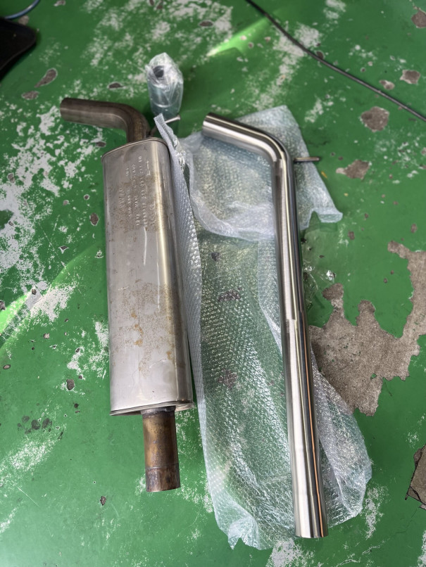 VW ゴルフ レゾネーターデリートパイプ取り付け、オイル交換などなど  