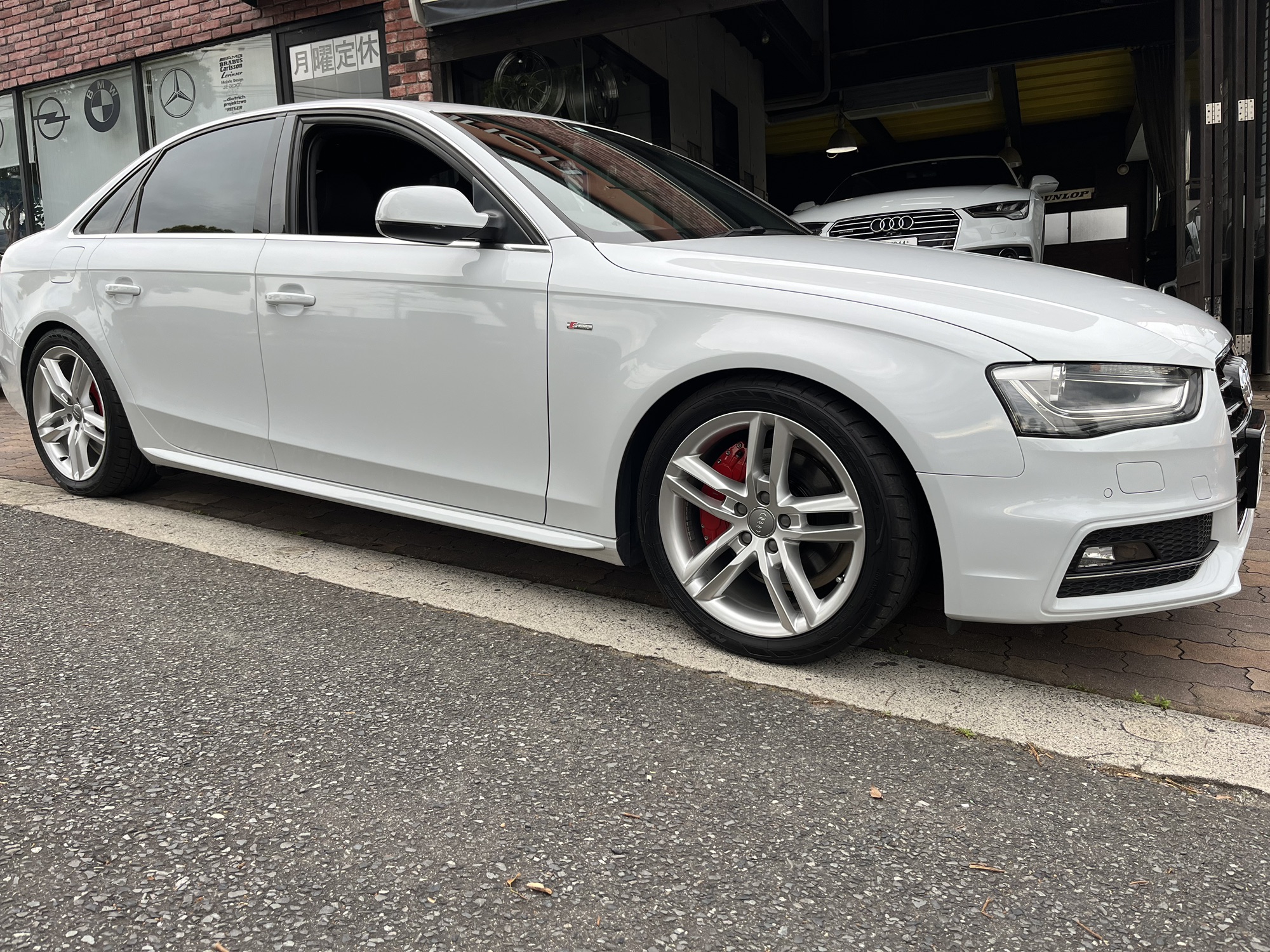 アウディ A4 ブレーキキャリパーカバー取り付け、A7 ブレーキ
