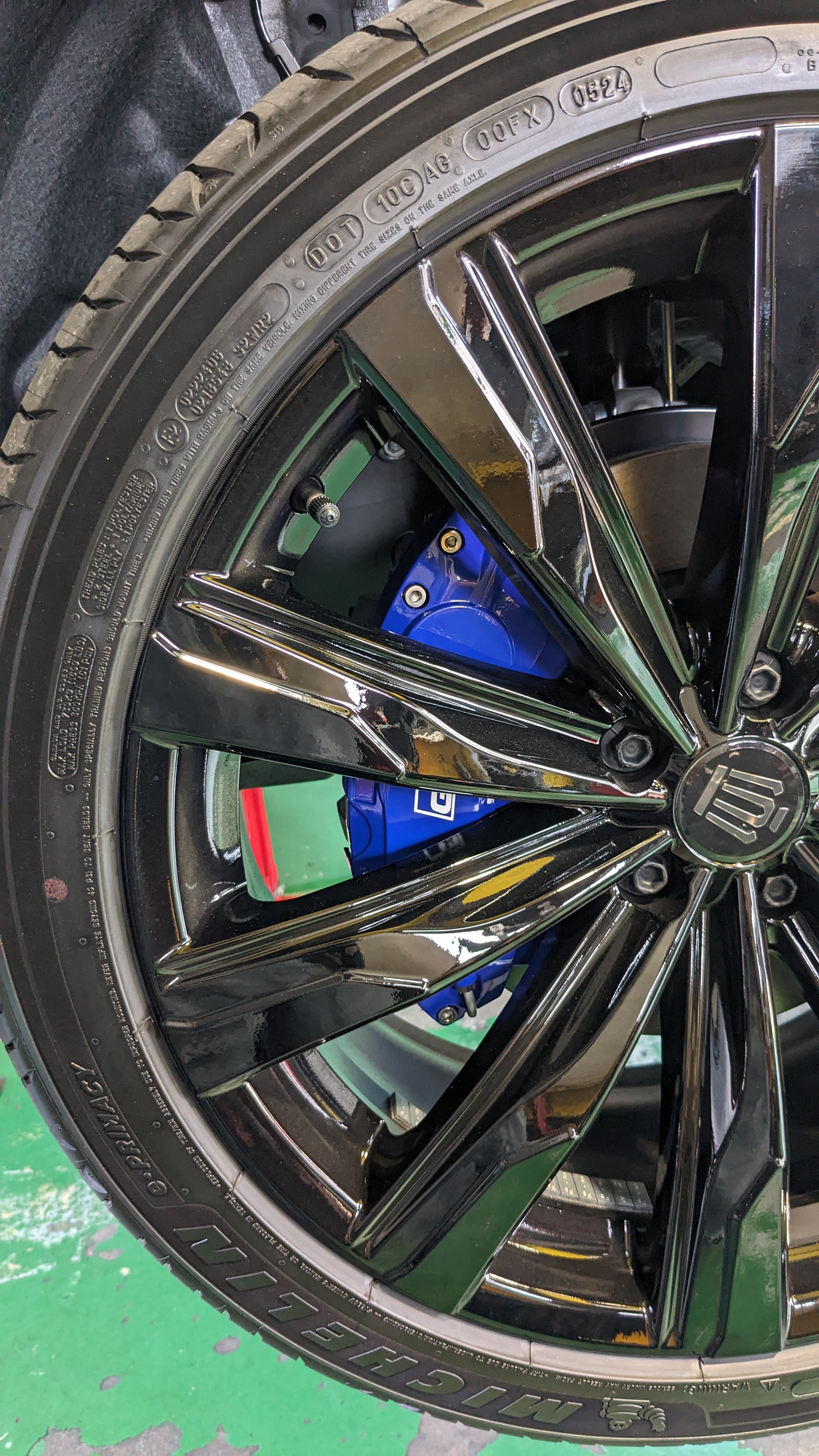 クラウンスポーツ キャリパーカバー取り付け、タイヤ交換、オイル交換