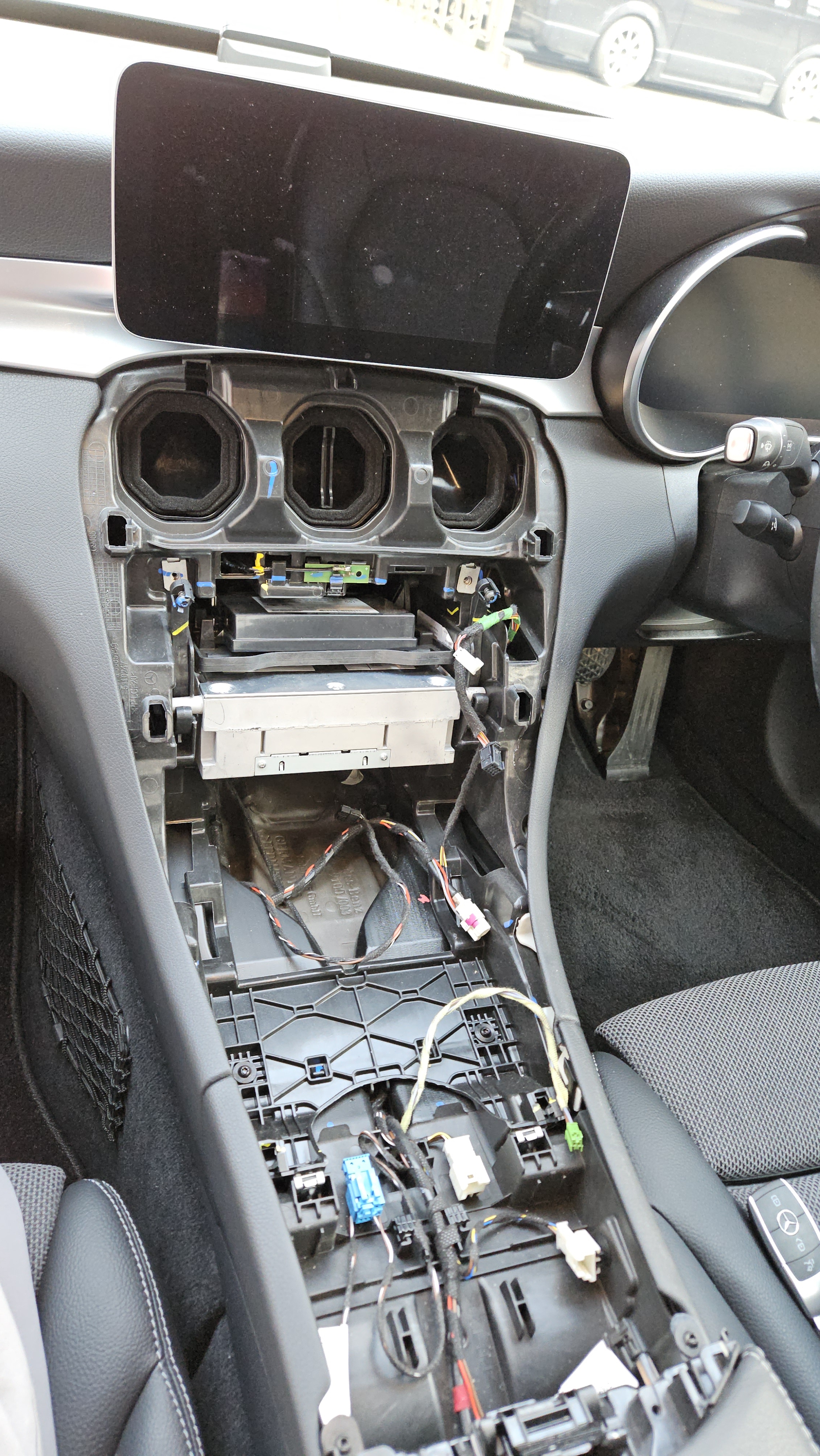 BMW F01 740i ヘッドユニット交換、ベンツ W205 C220d TVキャンセラー