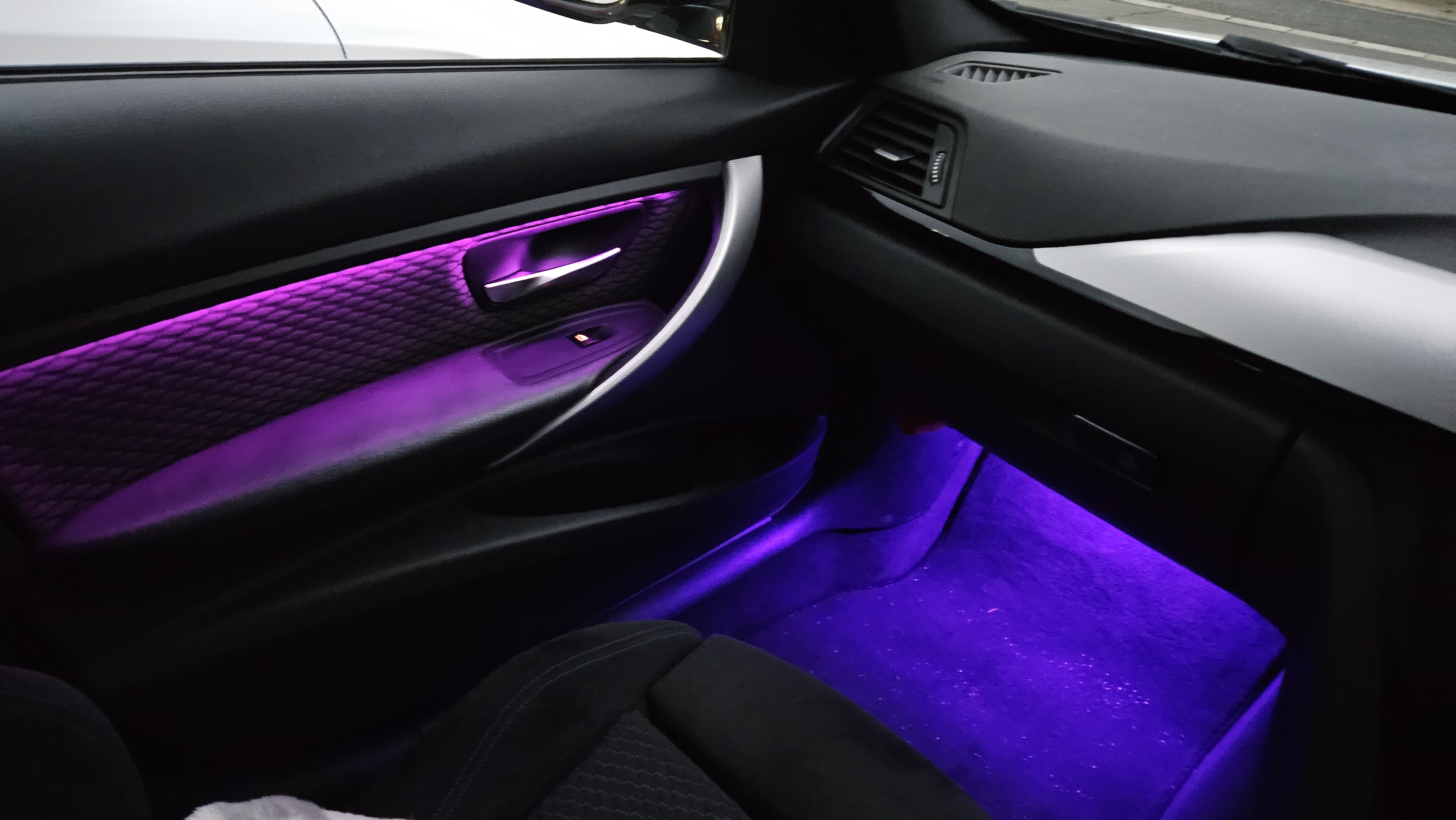 Bmw f30 アンビエントライト Bmw 3シリーズ内装 夜 BMW 3シリーズ F30
