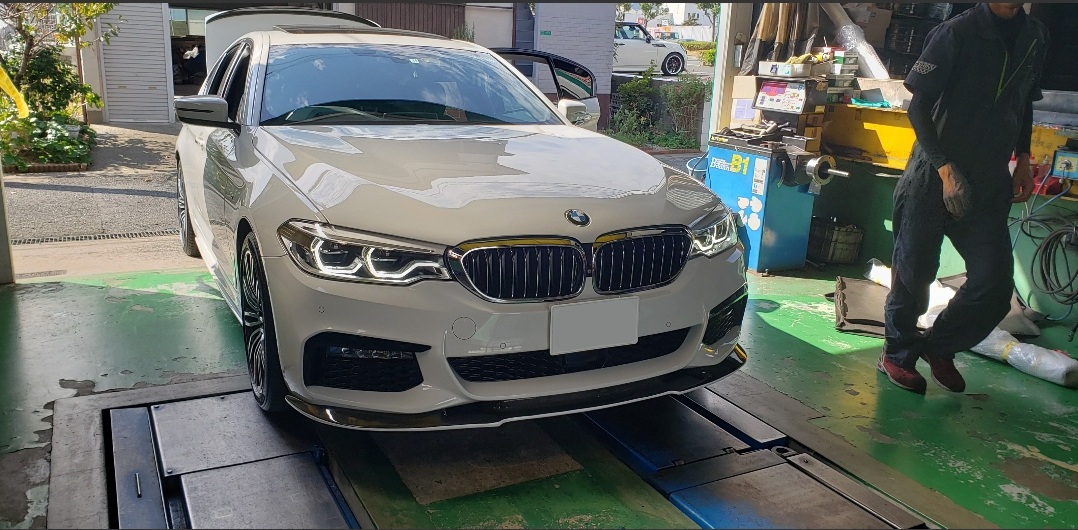 BMW G30 540i RESマフラー取り付け、コペン 中間パイプ交換
