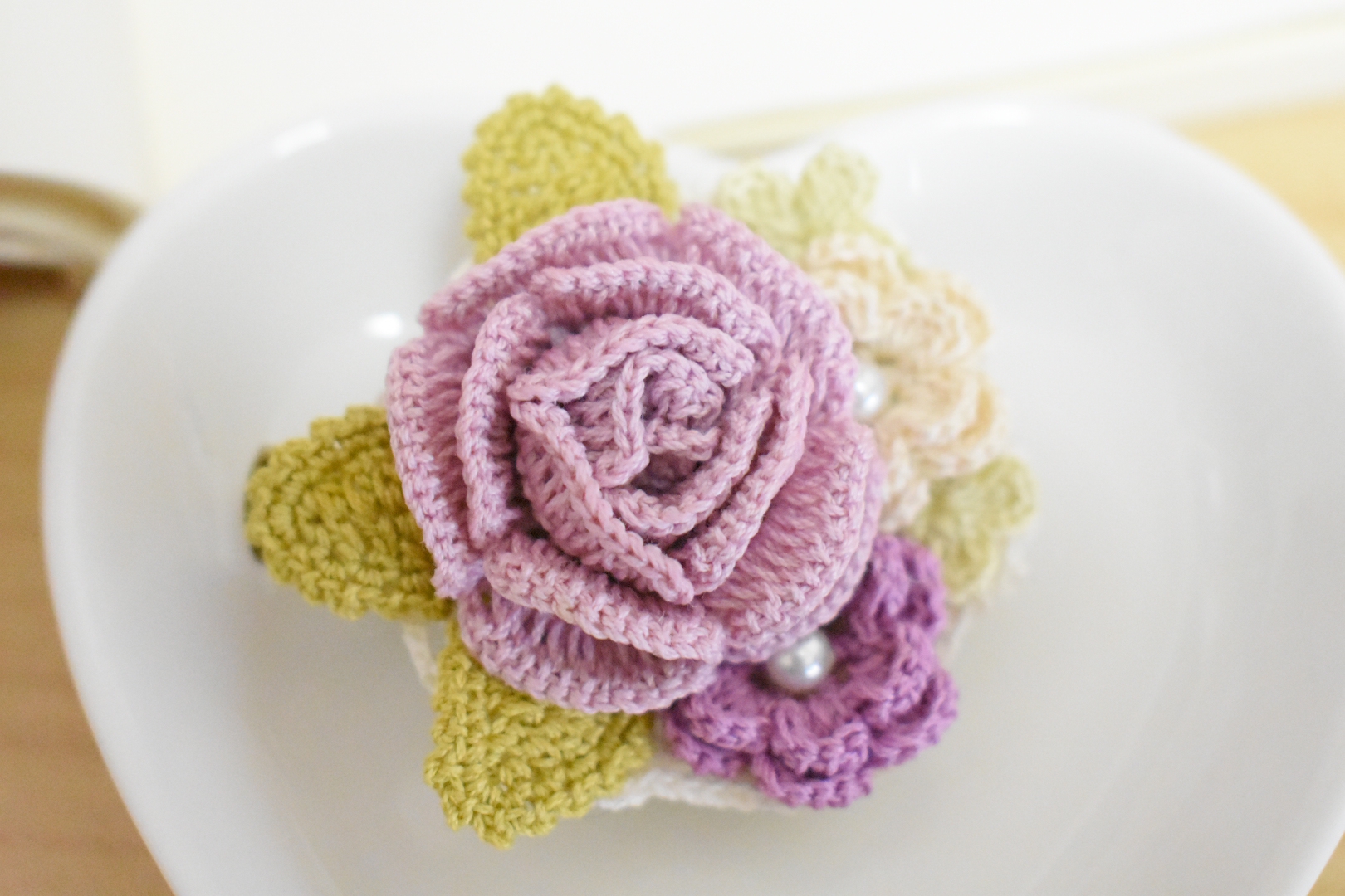 レース編み バラと小花のブローチ | Rabbit crochet