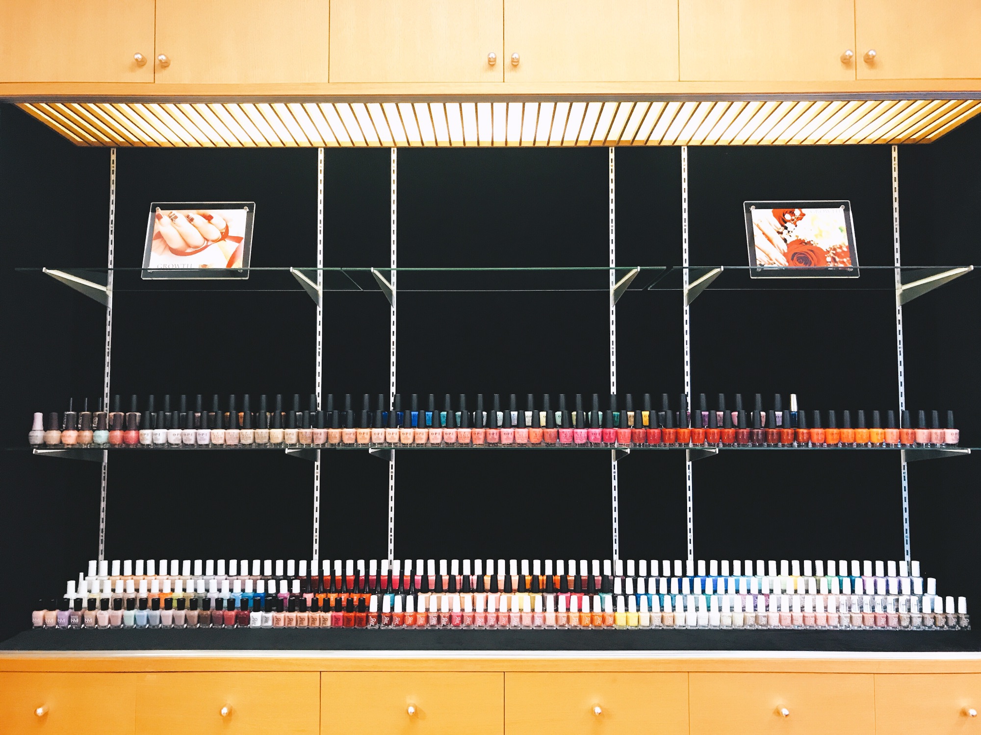 ポリッシュ棚 nail care salon GROWTH