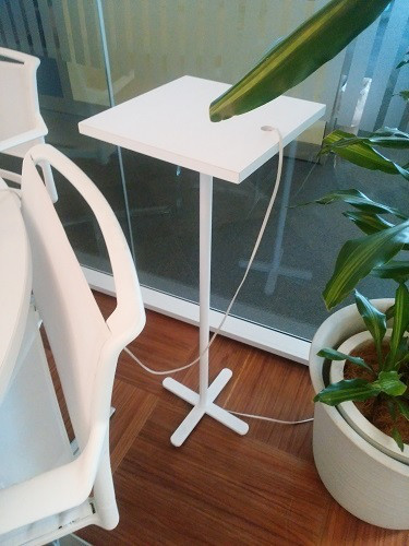 花を置くことでのリラックス効果 ウィルクハーン ハイテーブル 美品の中古オフィス家具販売 オーシャン