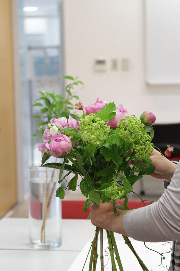5月の花遊びlesson 大輪のシャクヤクのブーケを束ねました 花のアトリエ Shiu 5月の花遊びlesson 大輪のシャクヤクのブーケを束ねました 花のアトリエ Shiu
