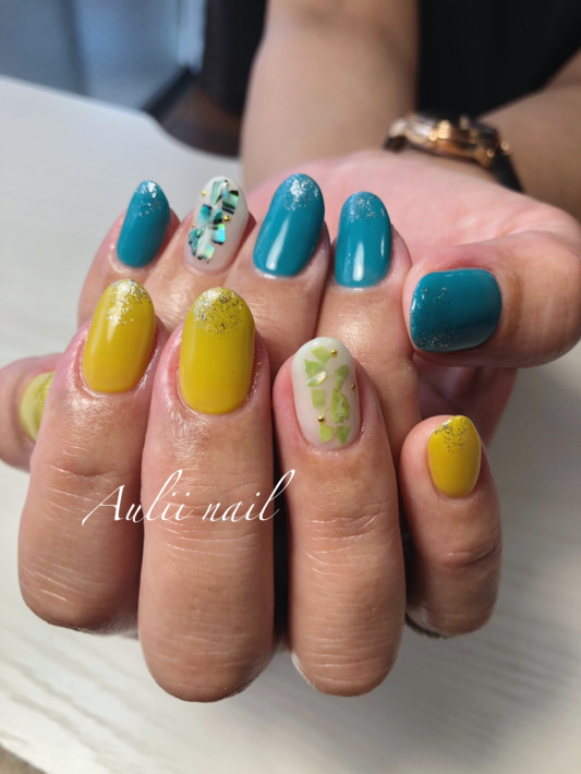 左右色違いネイル Nail Salon Aulii