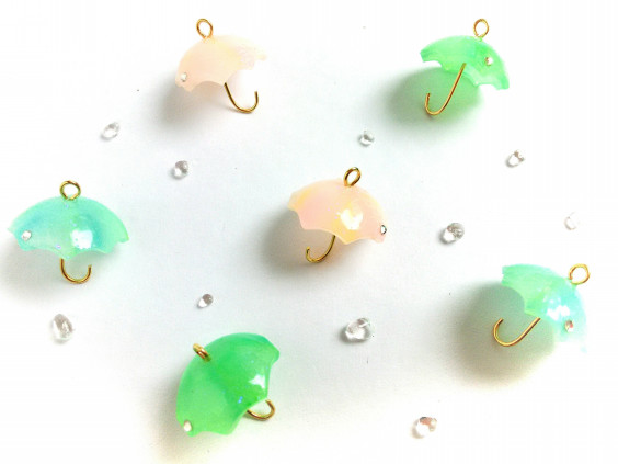 パステルカラーの傘ピアス プラバンアクセサリー Sora